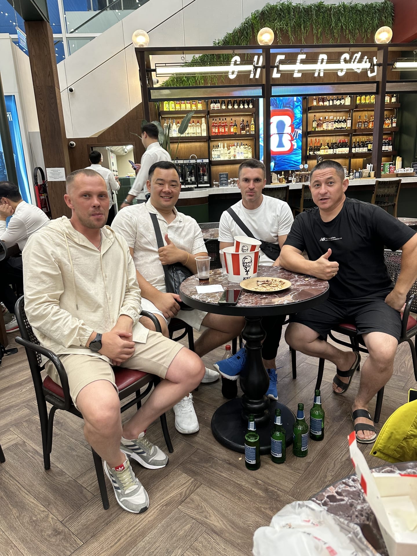 Серіктестермен түскі ас